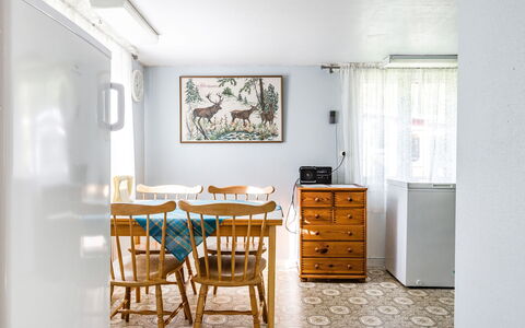 Bredasjö: Möbel, Cabinetry, Tabelle, Stuhl, Gebäude, Schublade, Holz, Bilderrahmen, Interior Design, Fenster