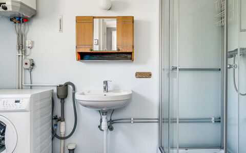 Ilingetorp: Spiegel, Zapfhahn, Sinken, Eigentum, Fotografieren, Bad Sink, Armatur, Weiss, Wäschekammer, Badezimmer