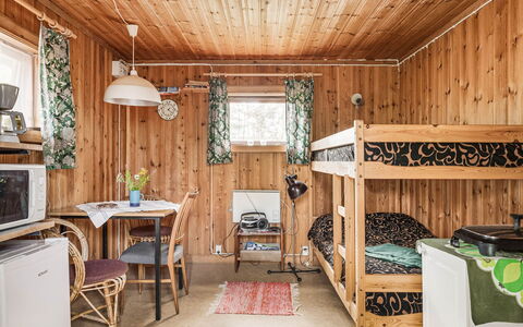 Boda Åsen Jaktstugan: Gebäude, Eigentum, Möbel, Tabelle, Holz, Interior Design, Fenster, Couch, Pflanze, Fussboden