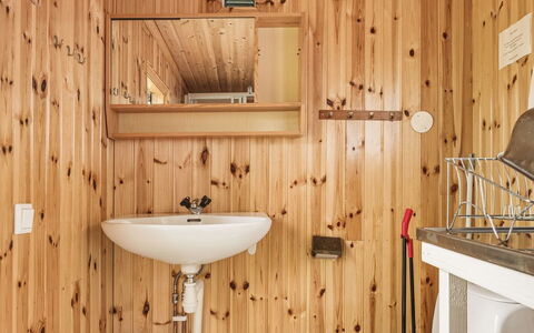 Boda Åsen Jaktstugan: Eigentum, Armatur, Zapfhahn, Badezimmer, Sinken, Holz, Interior Design, Fussboden, Flooring, Hartholz