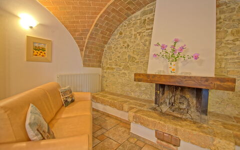 Borgo Mulignone: Zimmer, Eigentum, Wand, Interior Design, Gebäude, Die Architektur, Möbel, Fussboden, Wohnzimmer