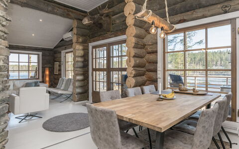 Villa Moose: Holz, Möbel, Decke, Flooring, Interior Design, Zuhause, Fussboden, Wohnzimmer, Stuhl, Küche & Esszimmer Tisch