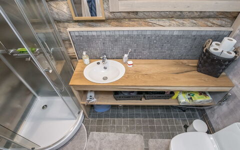 Villa Moose: Armatur, Bad Sink, Badezimmer, Sinken, Flooring, Zapfhahn, Fussboden, Installation, Interior Design, Badezimmerschrank