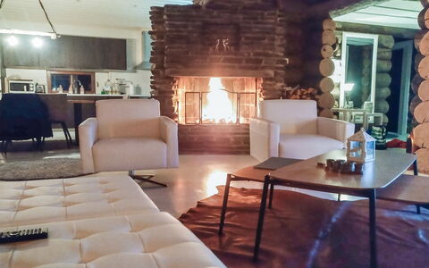 Villa Moose: Möbel, Interior Design, Flooring, Fussboden, Holz, Wohnzimmer, Couch, Zimmer, Beleuchtung, Stuhl