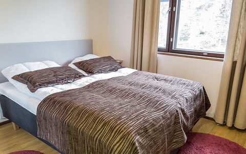 Villa Ylläs 302: Bett, Möbel, Bedding, Schlafzimmer, Fussboden, Interior Design, Flooring, Bettdecke, Linens, Holz
