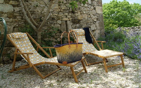 Du Brun: Pflanze, Möbel, Ast, Gartenmöbel, Holz, Baum, Stuhl, Armlehne, Natürliche Landschaft, Gras
