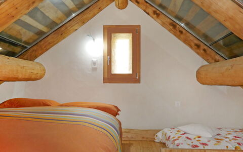 Rustico Andrea: Dachboden, Zimmer, Eigentum, Schlafzimmer, Möbel, Bett, Decke, Strahl, Gebäude, Haus