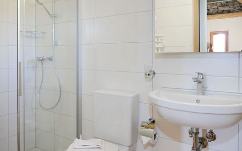 Rustico Andrea: Badezimmer, Eigentum, Zapfhahn, Zimmer, Armatur, Wand, Fliese, Bad Zubehör, Die Architektur, Interior Design