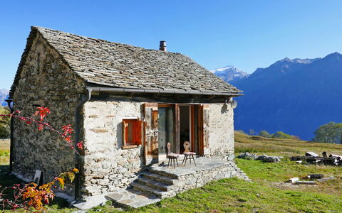 Rustico Andrea: Berg, Haus, Eigentum, Hütte, Himmel, Alpen, Gebirge, Gebäude, Hütte, Ländliches Gebiet