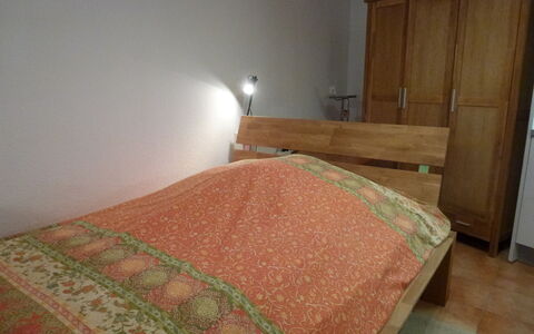 Donau: Schlafzimmer, Bett, Zimmer, Bettdecke, Möbel, Eigentum, Bedding, Bettrahmen, Fussboden, Wand