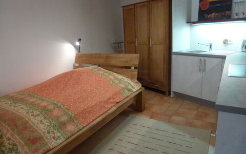 Donau: Schlafzimmer, Zimmer, Eigentum, Möbel, Bett, Fussboden, Bettdecke, Bedding, Bettrahmen, Matratze