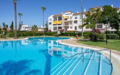 Lorcrisur: Schwimmbad, Resort, Eigentum, Freizeit, Urlaub, Grundeigentum, Gebäude, Freizeitzentrum, Hotel, Haus