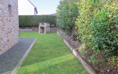 Zoé: Pflanze, Himmel, Strassenbelag, Grundstueck, Gras, Backstein, Mauerwerk, Wand, Hecke, Landschaft