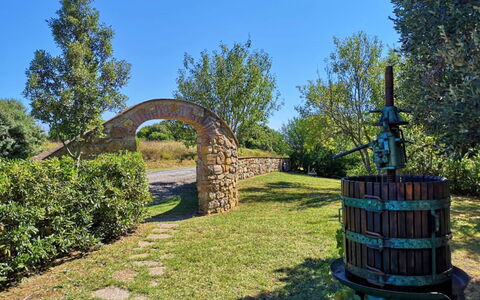 Villa Martina: Baum, Gras, Die Architektur, Grundstueck, Bogen, Landschaft, Garten, Pflanze, Haus, Wald
