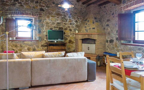 Villa Martina: Zimmer, Eigentum, Interior Design, Gebäude, Wand, Möbel, Wohnzimmer, Decke, Steinwand, Beleuchtung