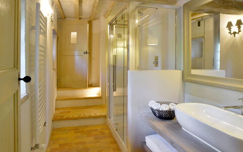 Casa Di Giulio: Interior Design, Flooring, Fussboden, Badezimmer, Armatur, Decke, Beleuchtung, Zimmer, Installation, Wohnung