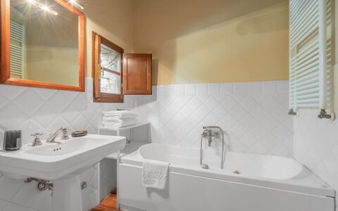 Casa Dell'ambasciatore: Badezimmer, Armatur, Badewanne, Flooring, Interior Design, Fussboden, Zapfhahn, Sinken, Installation, Fliese