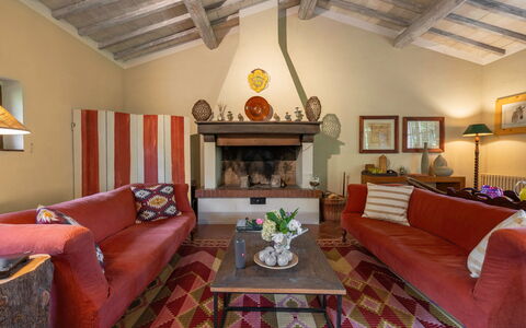 Casa Dell'ambasciatore: Möbel, Interior Design, Flooring, Couch, Wand, Holz, Fussboden, Wohnzimmer, Decke, Zimmer