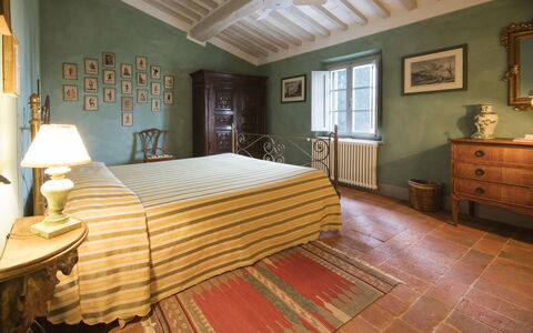 Villa Bacco: Schlafzimmer, Zimmer, Bett, Möbel, Eigentum, Bettdecke, Bettrahmen, Fussboden, Interior Design, Hartholz