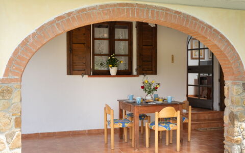 Villa Il Cipresso: Tabelle, Möbel, Fenster, Gebäude, Holz, Zimmerpflanze, Pflanze, Stuhl, Interior Design, Haus