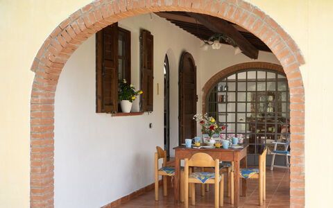 Villa Il Cipresso: Möbel, Tabelle, Blumentopf, Blume, Zimmerpflanze, Pflanze, Holz, Gebäude, Fenster, Stuhl