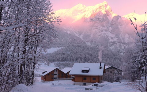 Kandersteg 420: Himmel, Wolke, Gebäude, Eigentum, Fenster, Holz, Tabelle, Haus, Schatten, Gartenmöbel