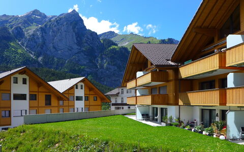 Kandersteg 420: Wolke, Himmel, Pflanze, Eigentum, Gebäude, Berg, Fenster, Natur, Natürliche Landschaft, Baum
