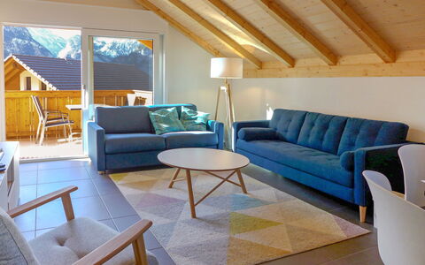 Kandersteg 420: Möbel, Eigentum, Couch, Azurblau, Fenster, Komfort, Interior Design, Die Architektur, Holz, Wohnzimmer