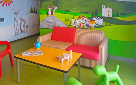 Savognin 50: Möbel, Tabelle, Couch, Grün, Produkt, Azurblau, Interior Design, Wohnzimmer, Freizeit, Studio Couch