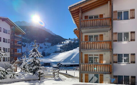 Savognin 50: Himmel, Gebäude, Schnee, Fenster, Berg, Steigung, Nachbarschaft, Haus, Einfrieren, Baum