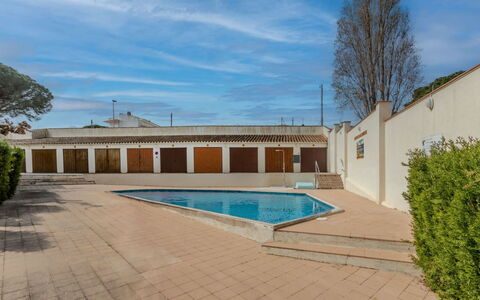 Raco Mas Estel: Schwimmbad, Wohngebiet, Verbundwerkstoff, Fussboden, Schatten, Beton, Estate, Design, Fliese, Resort