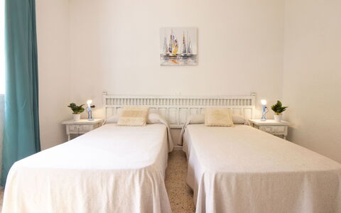 Villa Karoline: Schlafzimmer, Möbel, Bett, Zimmer, Eigentum, Bettdecke, Bettrahmen, Wand, Interior Design, Bedding