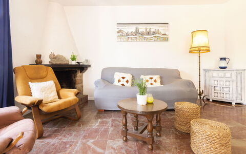 Villa Karoline: Wohnzimmer, Zimmer, Möbel, Interior Design, Eigentum, Fussboden, Gelb, Produkt, Tabelle, Kaffetisch