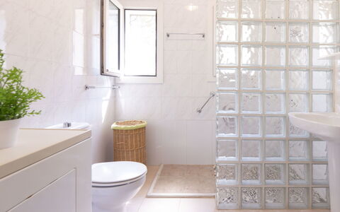 Villa Karoline: Armatur, Eigentum, Sinken, Spiegel, Badezimmerschrank, Pflanze, Badezimmer, Bad Sink, Fenster, Lila