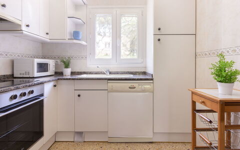 Villa Karoline: Cabinetry, Spüle, Countertop, Möbel, Eigentum, Sinken, Gebäude, Fenster, Blumentopf, Küche