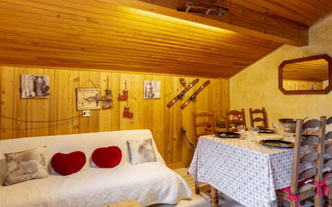 Saint Gervais 535: Zimmer, Eigentum, Möbel, Interior Design, Bett, Schlafzimmer, Gebäude, Decke, Wand, Haus