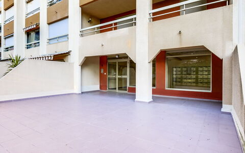 Hyères 217: Gebäude, Fenster, Fussboden, Flooring, Tür, Pflanze, Fassade, Holz, Verbundwerkstoff