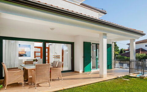 Villa Beach Front: Eigentum, Gebäude, Haus, Zuhause, Grundeigentum, Fassade, Die Architektur, Dach, Wohngebiet, Veranda