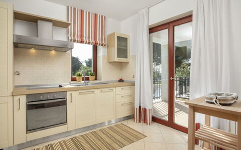 Villa Beach Front: Möbel, Eigentum, Zimmer, Cabinetry, Interior Design, Gebäude, Countertop, Küche, Fussboden, Grundeigentum