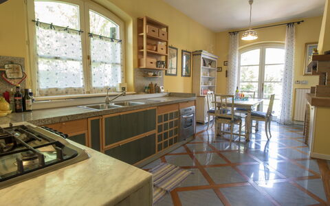 Nicoletta: Eigentum, Countertop, Zimmer, Gebäude, Fussboden, Möbel, Küche, Gelb, Interior Design, Haus