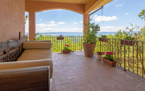 Nicoletta: Eigentum, Grundeigentum, Gebäude, Haus, Zimmer, Balkon, Veranda, Zuhause, Fussboden, Urlaub