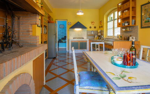 Nicoletta: Zimmer, Eigentum, Gebäude, Gelb, Möbel, Tabelle, Haus, Interior Design, Esszimmer, Grundeigentum