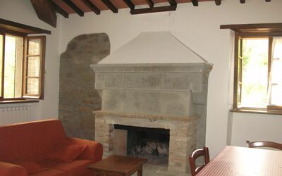 La Loggetta: Feuerstelle, Zimmer, Eigentum, Kamin, Steinofen, Gebäude, Möbel, Interior Design, Wohnzimmer, Die Architektur