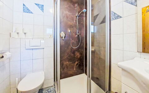 Christine: Flooring, Interior Design, Fussboden, Armatur, Zimmer, Dusche, Installation, Decke, Badezimmer, Duschtür