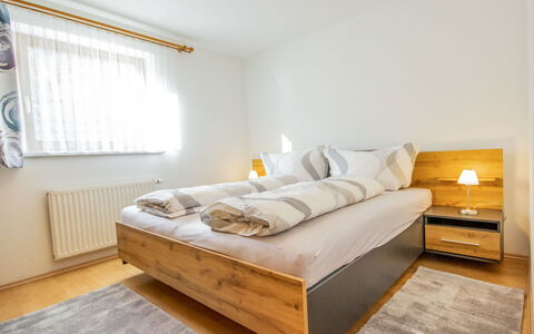 Christine: Schlafzimmer, Möbel, Bett, Zimmer, Eigentum, Bettdecke, Bettrahmen, Fussboden, Interior Design, Matratze