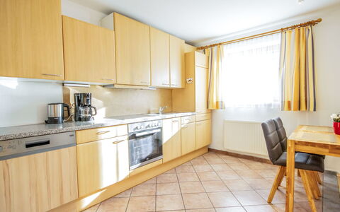 Christine: Eigentum, Zimmer, Möbel, Küche, Cabinetry, Gebäude, Interior Design, Gelb, Countertop, Haus