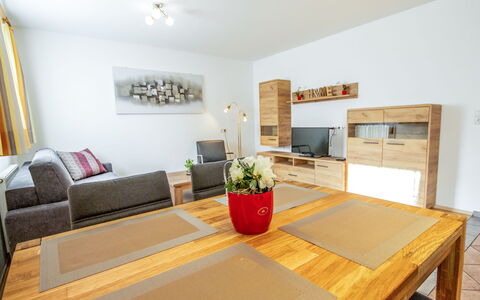 Christine: Eigentum, Zimmer, Möbel, Interior Design, Gebäude, Haus, Grundeigentum, Schlafzimmer, Fussboden, Tabelle