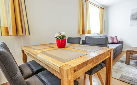Christine: Möbel, Zimmer, Eigentum, Esszimmer, Tabelle, Interior Design, Kaffetisch, Haus, Zuhause, Grundeigentum