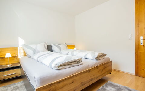 Christine: Gebäude, Möbel, Komfort, Holz, Tür, Haus, Tabelle, Bettrahmen, Schublade