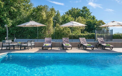 Casetta Filip: Schwimmbad, Eigentum, Resort, Freizeit, Himmel, Urlaub, Grundeigentum, Sonnenliege, Sommer, Gartenmöbel
